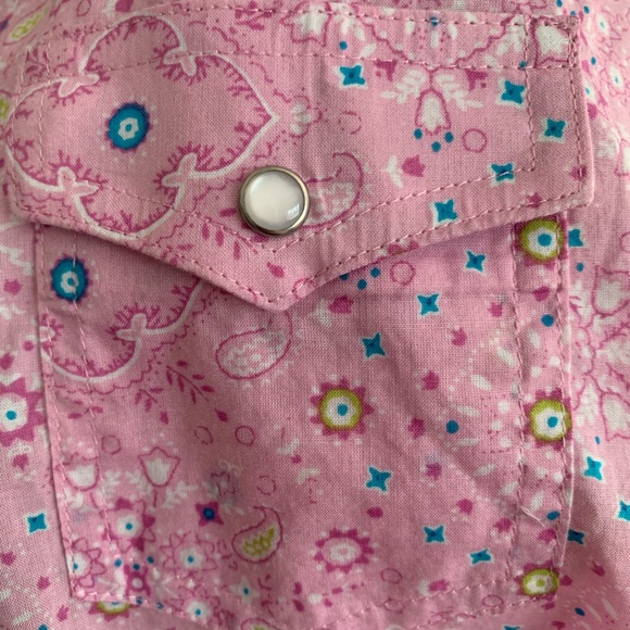 Women’s wrangler cute floral button up western wear - Picture 2 of 4